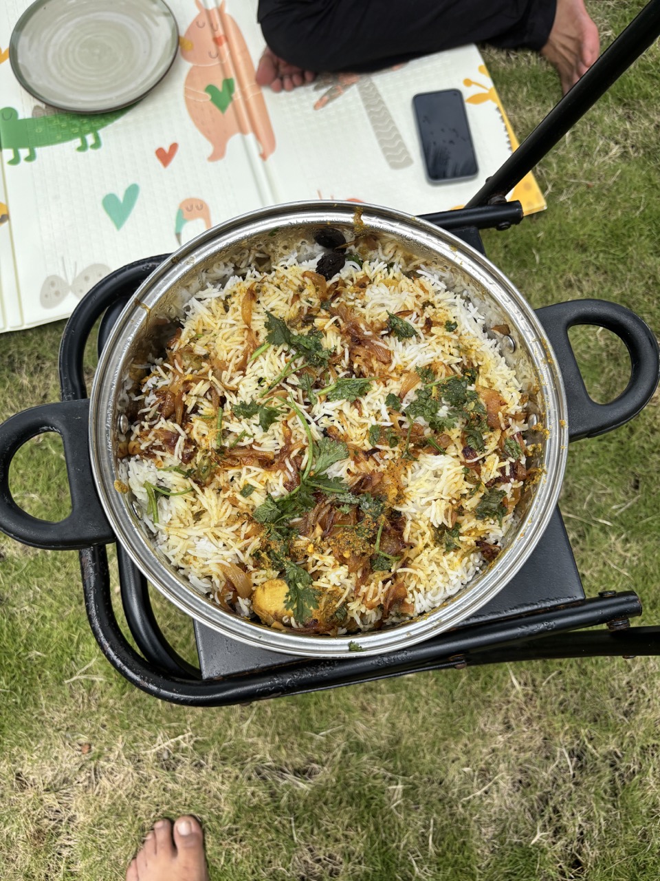 Outdoor dining in garden, NIVRRITII villa Goa