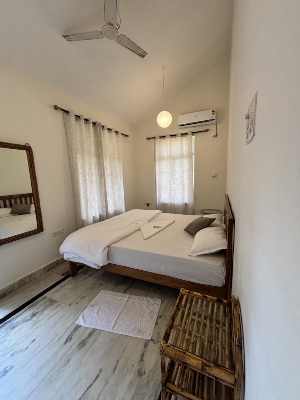 Master bedroom with king-size bed and air conditioning, NIVRRITII villa Goa